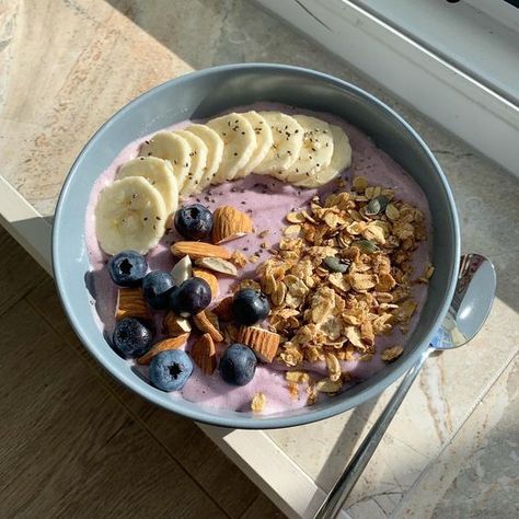 Vegan Yoghurt, Fruit Granola, Granola Breakfast, Makanan Diet, Think Food, Food Goals, Food Is Fuel, Healthy Snacks Recipes, Cafe Food