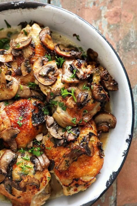 Oven Roasted Chicken with Mushrooms and White Wine – SIMPLY BEAUTIFUL EATING Italian Roast Chicken Recipes, Baked Chicken And Mushrooms, Oven Roasted Mushrooms, Turkey Dinners, Recipe Inspirations, Mushroom Sauce Recipe, Chicken Shawarma Recipe, Chicken Mushrooms, Baked Mushrooms