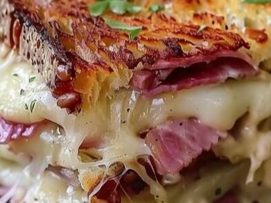 Quick and Easy Baked Reuben Casserole Recipe: A Hearty Dish for Reuben Lovers - NewsBreak Rueben Casserole, Cheeseburger Meatloaf Recipes, Fundido Recipe, Doritos Recipes, Sausage And Potatoes Skillet, Reuben Casserole, Bourbon Chicken Recipe, Tater Tot Casserole Recipes, Broccoli Cheese Soup Recipes