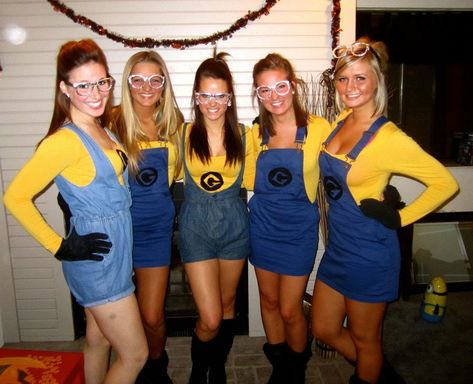 DIY Minion costumes from Despicable Me. Yellow t-shirt, overalls/suspenders, yellow baseball cap/headband, silver glasses, black gloves, black shoes. Trio Outfits, Diy Minion Costume, Funny Group Halloween Costumes, Minion Outfit, Group Halloween Costume Ideas, Baseball Costumes, Best Diy Halloween Costumes, Twin Costumes, Diy Minions