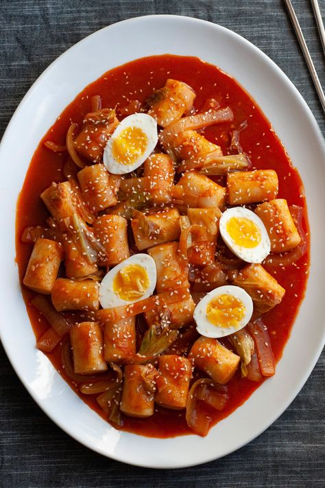 Tteokbokki (Spicy Korean Rice Cakes) Recipe Sliced Rice Cake Recipe, Korean Rice Cakes, Korean Rice Cake, Rice Cake Recipes, Gochujang Sauce, Cheesy Chicken Broccoli, Broiled Chicken, Korean Rice, Sauce For Rice