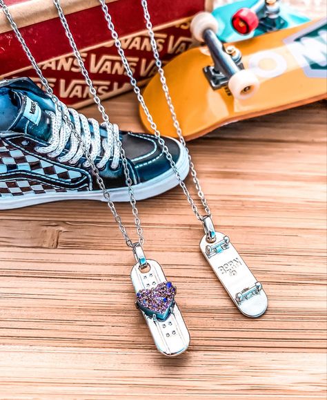 Skater Jewelry, Skateboard Jewelry, Product Styling, Cora Reilly, Types Of Gifts, Jewelry Charms, Charm Necklaces, Urban Jungle, Skateboarding