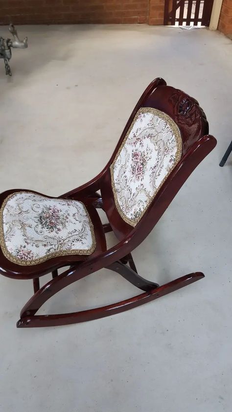 How to restore a old rocking chair Victorian Rocking Chair, Antique Rocking Chair, Rocking Chair Makeover, Diy Rocking Chair, Old Rocking Chairs, Antique Rocking Chairs, Antique Furniture Restoration, Commode Chair, Upholstered Rocking Chairs