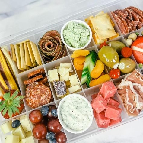 On-the-Go Gourmet: Travel Charcuterie Board Ideas - Snackle Box Ideas Healthy, Tackle Box Charcuterie, Tackle Box Snacks, Travel Charcuterie Board, Travel Charcuterie, Snackle Box Ideas, Fancy Appetizer Recipes, Snackle Box, Charcuterie Board Meats