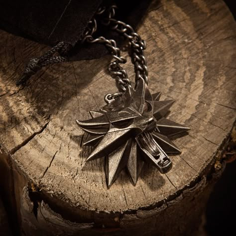 J!NX : The Witcher 3: Wild Hunt Medallion and Chain The Witcher Aesthetic, Witcher Aesthetic, Witcher Medallion, Wild Hunter, Witcher Geralt, The Witcher Geralt, The Witcher Books, Yennefer Of Vengerberg, Witcher 3 Wild Hunt