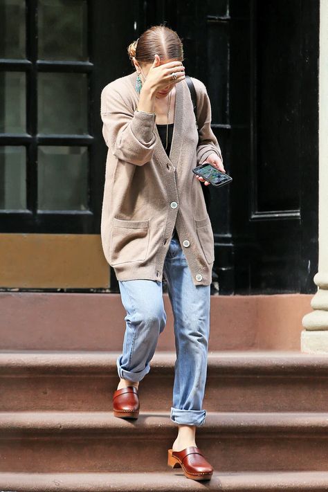 Ashley Olsen Style, Olsen Fashion, Olsen Twins Style, Clogs Outfit, Mary Kate Ashley, Olsen Twins, Mary Kate Olsen, Ashley Olsen, Celebrity Street Style