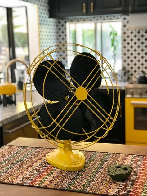 Stand Design Ideas, Fan Makeover, Spray Paint Projects, Vintage Furniture Makeover, Kitchen Fan, Painted Fan, Vintage Fan, Antique Fans, Painted Desk