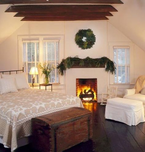 mantel-bedroom-decor-christmas Diagonal Bed, Cozy Attic, Attic Bedroom Designs, Nautical Bedroom, Attic Flooring, Small Attic, Attic Ideas, Attic Design, Attic Space