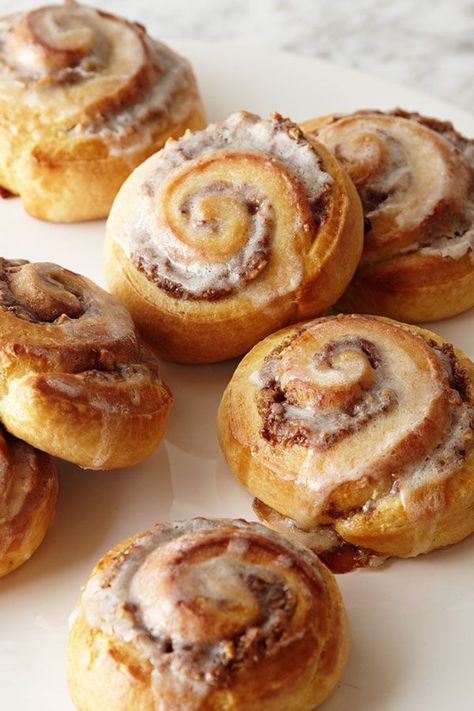 This glazed cinnamon roll recipe incorporates pecan swirls to create the ultimate breakfast recipe meets holiday brunch recipe.#brunchrecipes #breakfastrecipes #cinnamonrolls #cinnamonrollrecipes #glazedcinnamonrolls #dessertrecipes Pecan Swirls Recipe, Glazed Cinnamon Rolls, Holiday Brunch Recipes, Cinnamon Roll Recipe, Best Brunch Recipes, Berry Compote, Ultimate Breakfast, Holiday Brunch, Sticky Buns