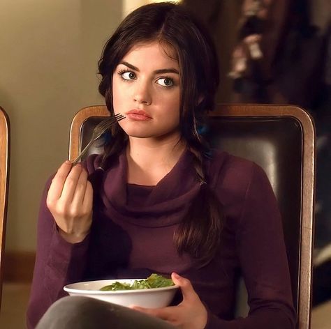 Pretty Little Liars Hairstyles, Pll Hair, Aria Montgomery Hair, Aria Montgomery Aesthetic, Turtle Neck Fits, Pretty Little Liars Aria, Pll Cast, Aria Montgomery, Lucy Hale