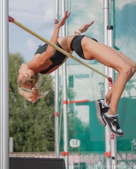 High Jump Track, Simple Workout Plan, Field Athletes, Triple Jump, Long Jump, Sport Body, Crazy Things, Fitness Blogger, High Jump