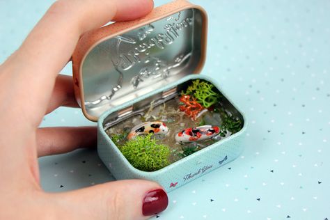 Resin Fish Pond, Miniature Resin Art, Resin Clay Art, Resin Pond, Uv Resin Crafts, Koi Fish Resin, Pond Crafts, Sculpting Inspiration, Polymer Clay Fish