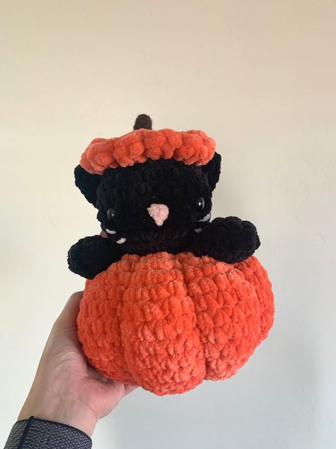 Unleash Your Creative Potential: Explore a World of Exquisite Crochet Patterns! Click Now to Discover Latest Designs 🧵🌈 🐀 Crocheted Fall Decor, Fall Theme Crochet, Halloween Crochet Stuffies, Fall Crochet Animals, Crochet Ideas For Fall, Fall Things To Crochet, Crochet Plushies Halloween, Halloween Crochet Plush, Fall Crochet Plushies