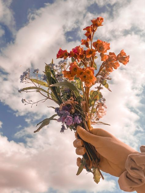 Picture inspiration, of holding flowers into heaven Girl Holding Flowers Aesthetic, Giving Flowers To Someone, Hand Holding Flower Bouquet, Hand Holding Bouquet, Hands Holding Flowers, Ap Drawing, Giving Flowers, Flower Branding, Picking Flowers