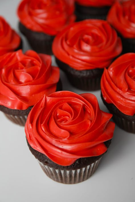 Red Icing Cupcakes, Red Cupcakes Ideas, Red Cupcakes Decoration, Red Buttercream Cake, Homemade Whipped Cream Easy, Red Rose Cupcakes, Easy Homemade Whipped Cream, Condensed Milk Buttercream, Roses Cupcakes