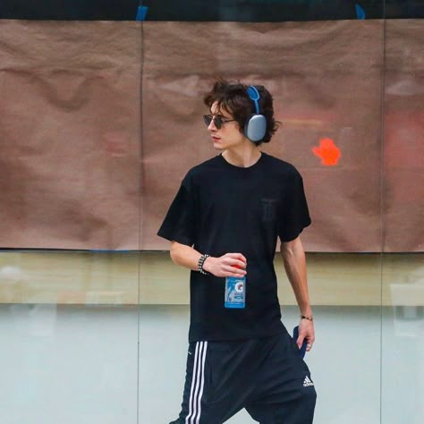 Timothy Chalamet Aesthetic, Street Boy Aesthetic, Aesthetic Timothee Chalamet, Timothy Chamelet, Timothee Chalamet Fits, Timothee Chalamet Aesthetic Vintage, Timothee Chalamet Glossier Hoodie, Timothee Chalamet With Headphones, Timothee Chalamet Reading