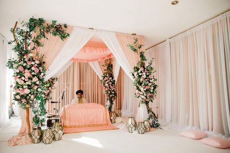 Gorgeous Anand Karaj Setups For Intimate Weddings Anand Karaj Decor Gurudwara, Modern Desi Wedding, Paath Decor, Gurdwara Decor, Outdoor Sikh Wedding, Anand Karaj Decor, Nagar Kirtan, Gurudwara Wedding, Dhan Baba Deep Singh Ji