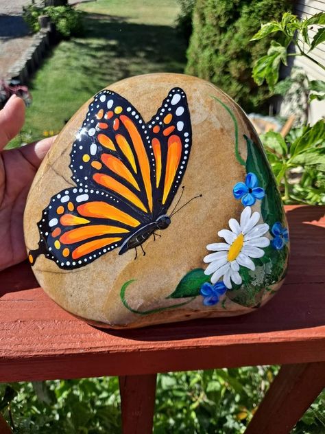 Painted Stones Ideas, Rocks For Garden, Rock Painting Flowers, Garden Rock Art, Butterfly Art Painting, Diy Rock Art, Painted Rock Animals, Stone Art Painting, Painted Rocks Craft