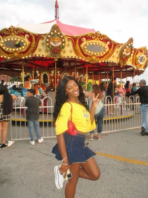 Theme Park Date Outfit, Fairground Outfit Ideas, Carnival Fair Outfit, Cute Carnival Outfits, Carnival Date Outfit, Fair Outfit Ideas Carnival Summer, Carnival Aesthetic Outfit, Fair Outfits Carnival, Denim Pleated Skirt Outfit