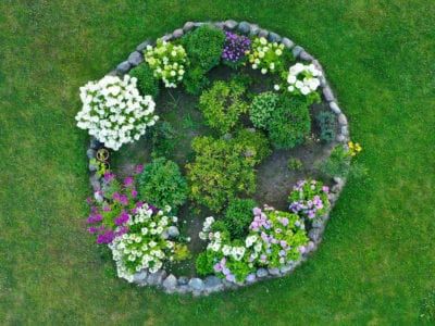 Round Flower Bed Ideas – Planting A Circular Flower Bed Round Flower Bed Ideas Design, Round Garden Bed Ideas Landscape Design, Circular Planting Bed, Circle Flower Bed Ideas, Circular Flower Bed Ideas, Round Flower Bed Ideas, Circle Flower Garden, Circle Flower Bed, Circle Garden Design