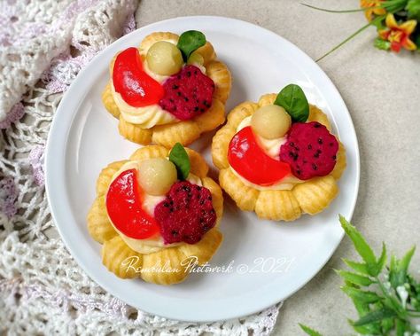 Kue sus merupakan kue favorit anak-anak karena empuk dan manis. Kali ini dibentuk bunga dengan topping vla dan potongan buah segar. Kue Soes, How To Make Eclairs, Bolu Cake, Eclair Recipe, Fruit Toppings, Choux Pastry, Food Channel, Eclairs, Serving Food