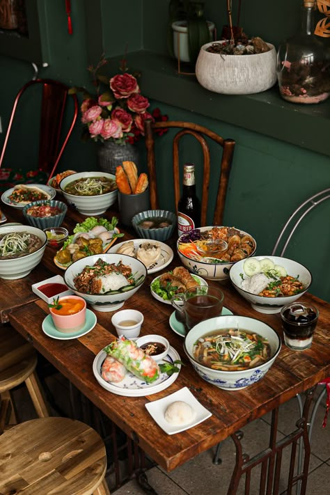 Looking for authentic Vietnamese food in Paris? Right here at Ha Noi 1988 Vietnamese Food Aestathic, Vietnamese Culture Aesthetic, Vietnamese Food Photography, Asian Restaurant Aesthetic, Asian Tablescape, Vietnamese Garden, Vietnamese Interior, Vietnamese Aesthetic, Family Gathering Food