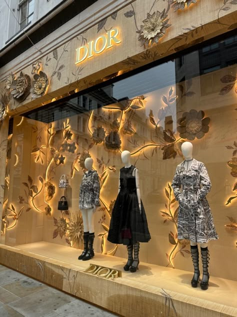 Dior Window Display, Luxury Window Display, Anthropologie Window Display, Dior Store, Design Studio Workspace, Clothing Store Displays, Architecture Portfolio Design, Visual Merchandising Displays, Spring Window