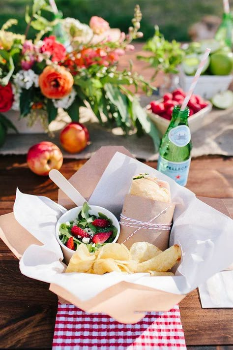 Picnic Hacks, Picnic Hack, Box Lunches, Picnic Dinner, Picnic Box, Mom Lifestyle, Picnic Birthday, Picnic Lunches, Perfect Picnic