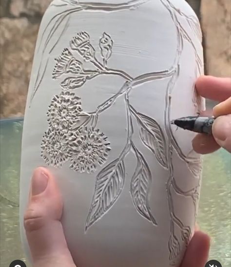 Carving Patterns Ceramics, Ceramic Scrafitto, Flower Carving Clay, Ceramic Vase Carving Ideas, Relief Carving In Clay, Flower Carving Ceramics, Ceramic Carving, Pottery Sgraffito, Clay Carving