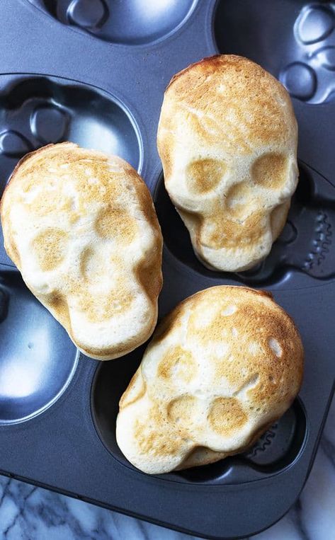 31 Simple Halloween Snacks for a Party » Lady Decluttered Pizza Skulls, Skull Pizza, Easy Halloween Treats, Halloween Food Treats, Pinned Post, Halloween Treats Easy, Halloween Appetizers, Halloween Dinner, Halloween Goodies