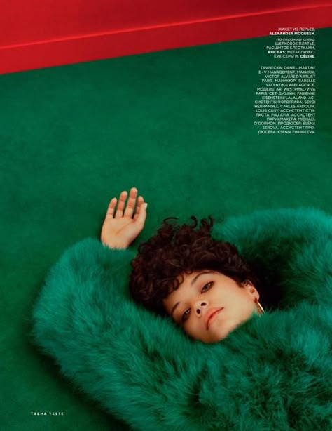 Don't you ever step on the grass! Brazilian model Ari Westphal lounges comfortably for Txema Yeste - Vogue Russia (September 2016) Christmas Fashion Photography, Txema Yeste, Christmas Editorial, Fatal Attraction, Christmas Campaign, Christmas Portraits, Christmas Shoot, Christmas Look, New Year Photos