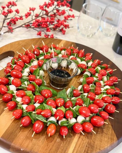 Nachos Board, Caprese Candy Cane, Food Board Ideas, Hot Cocoa Board, Caprese Wreath, Christmas Tree Board, Cocoa Board, Family Snacks, Food Board