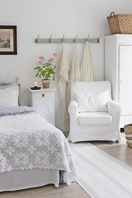 Coastal Rustic Bedroom, French Cottage Bedroom Decor, Rock Cottage, Cottage Bedrooms, Lovely Bedroom, Vibeke Design, Guest Bedroom Design, Room Styling, White Interiors