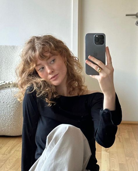 Wavy Haircut Medium Length, Shaggy Blonde Hair Mid Length, Curly Hair Pale Skin, Wavy Haircuts Medium, Natural Curly Hair Cuts, Wavy Hairstyles Medium, Candy Hair, Haircuts For Wavy Hair, Curly Hair With Bangs