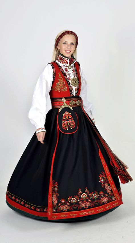 Norway Bunad: The traditional folk costume of Norway, worn by Norwegians at weddings, formal occasions and on the National Day. Norwegian Dress, Norwegian People, Norwegian Clothing, Scandinavian Dress, Scandinavian Costume, Norwegian Heritage, Costumes Around The World, European Outfit, Folk Clothing