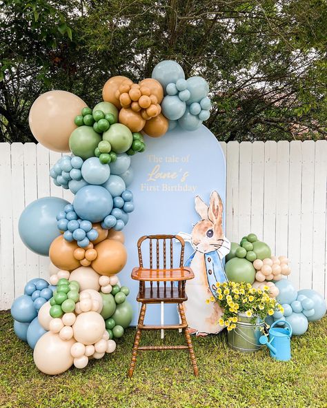 Have you heard the tale of … Peter Rabbit ?🐇 Such a cute theme for this first birthday! #balloondecor #balloonstylist #balloongarland #eventdecor #eventdesign #peterrabbit Peter Rabbit Balloons, Peter Rabbit 1st Birthday, Peter Rabbit Theme Party, Frozen Birthday Decorations, First Birthday Ideas, April Baby Shower, Confetti Theme, Woodland Creatures Baby Shower, Rodeo Birthday Parties