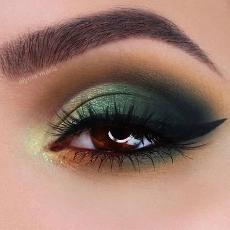 Green Smokey Eyes Makeup Idea #greensmokey A woman with amber eyes is lucky as it is a rare natural eye color.   Discover the best eyeshadow color combos for the prettiest makeup.   #ambereyes #makeup #eyesmakeup #makeupideas Eyeshadows Ideas, Smokey Eyes Makeup, Pale Skin Makeup, Pale Makeup, Make Up Designs, Green Smokey Eye, Amber Eyes, Eye Makeup Pictures, Makeup Idea