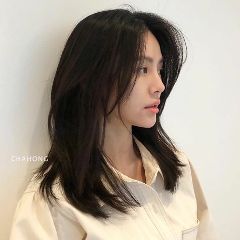 Medium Layered Haircuts Asian, Korean Haircut Straight, Shoulder Length Hair With Layers Asian, Korean Medium Length Hair, Asian Shoulder Length Hair With Layers, Asian Haircuts For Round Faces, Medium Asian Haircut, Cute Medium Length Haircuts With Bangs, Wof Cut Hair