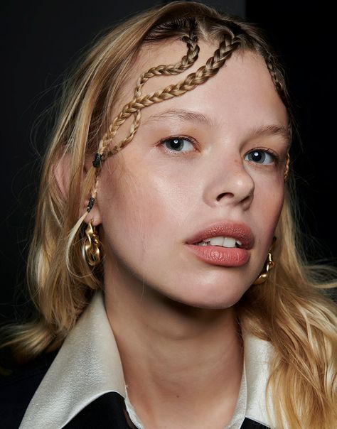 Runway Hair Trends 2024, Editorial Braids, Runway Hair Trends, Runway Hairstyles, Hairstyles Model, Water Fashion, Spring Hair Trends, Runway Earrings, Neon Eyeshadow