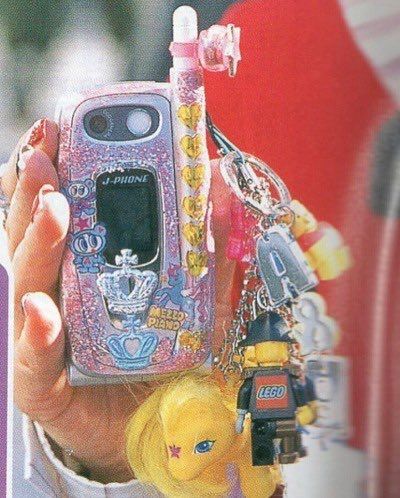 Kera Magazine, Flip Phone Aesthetic, Y2k Phone, 2000s Fashion Trends, 일본 패션, Flip Phone, Flip Phones, Jolie Photo, J Fashion