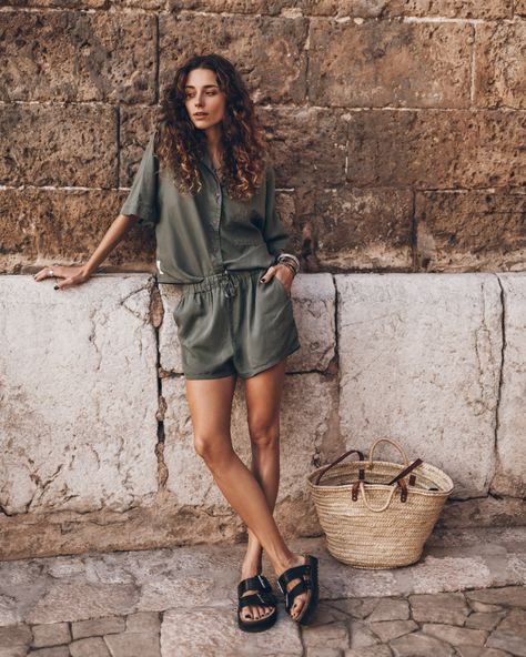 Comfy and relaxed shirt in olive made of soft lyocell. Please note: matching shorts are sold separately. Comfy Shorts Outfit Summer, Comfy Shorts Outfit, Black Birkenstocks, Spring Knitwear, Hawaii Trip, Comfy Chic, Summer Lookbook, Summer Inspo, Shaved Head