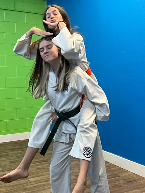 Taekwondo Aesthetic Girl, Karate Aesthetic, Karate Poses, Karate Picture, Karate Quotes, Karate Women, Taekwondo Girl, Women Karate, Tang Soo Do