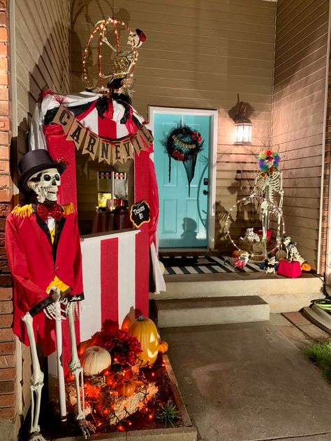 Fun House Halloween Decor, Circus Halloween Cubicle, Halloween Carnival Outdoor Decor, Halloween Decorations Outdoor Theme, Clown Themed Halloween Decor, Halloween Clown Theme Decorations, Halloween Skeleton Circus, Haunted Carnival Trunk Or Treat, Halloween Theme House Decorations