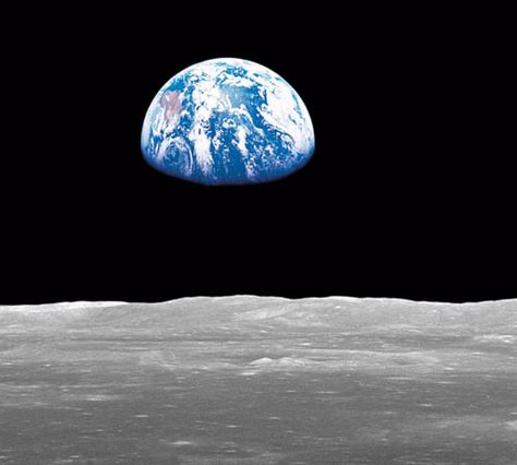 Earthrise.  Taken by astronaut William Anders aboard Apollo 8, on Christmas Eve 1968. Ending Aesthetic, Nasa Scientist, Nasa Photos, Planets And Moons, Apollo Missions, Moon Missions, Look At The Moon, Space Pictures, Space Flight