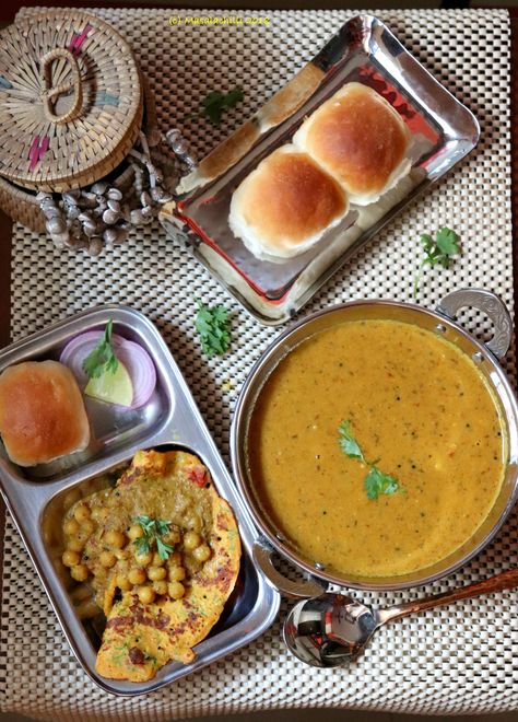 Chana Ros or Chanya Ros (Dry White Peas Goan Curry) with Omelette and Pav – Masalachilli - A Complete Vegetarian Food Experience! Goan Curry, Subzi Recipe, Goan Food, Cooking Chicken Wings, Cooking Tofu, Goan Recipes, Vegetarian Breakfast Recipes, Food Experience, Vegetable Stew