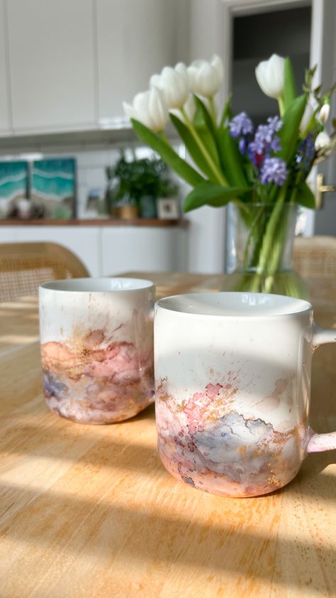 Alcohol Ink Mugs, Ink Pot, Alcohol Ink Glass, Pot Diy, Glitter Tumblers, Painted Mugs, Cement Crafts, Ink In Water, Functional Art