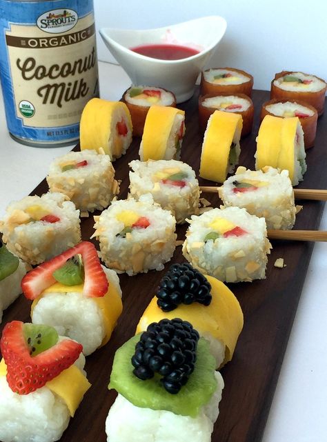 Channel your inner sushi chef and learn how to make gluten-free fruit sushi in this blog post. This is a GREAT dessert that will impress your guests! Gluten Free Sushi, Sushi Diy, Sushi Ideas, Sweet Sushi, Fruit Sushi, Banana Sushi, Candy Sushi, Sushi Platte, Dessert Sushi