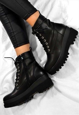 Style rock Platform Boots Outfit, Boots For Girls, Goth Shoes, Girl Boots, Fresh Shoes, Hype Shoes, Platform Heels Chunky, Girly Shoes, Aesthetic Shoes