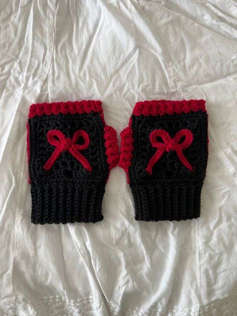 Crochet Warmers Hand, How To Crochet Hand Warmers, Hand Gloves Crochet, How To Sew Gloves, Crochet With Red Yarn, Things To Crochet With Black Yarn, Red Yarn Crochet Projects, Crochet Hand Warmers Pattern, Crochet Hand Warmers Free Pattern