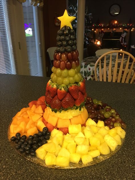 Fruit Salad Decoration Ideas Christmas Trees, Fruit Charcuterie Tree, Christmas Wreath Fruit Pizza, Fruits Christmas Tree, Fruit Christmas Trees, Fruit And Veggie Christmas Tree, Christmas Fruit Platter Holiday Parties, Christmas Fruit Tree Ideas, Holiday Fruit Tray Christmas